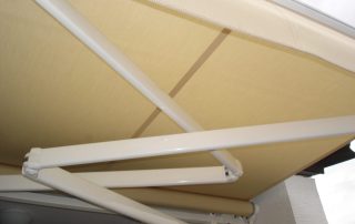 tenda s spuščeno roko