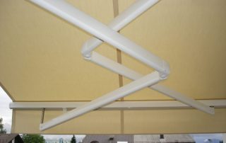 tenda s spuščeno roko