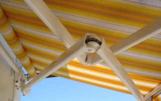 tenda s spuščeno roko