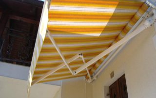 tenda s spuščeno roko