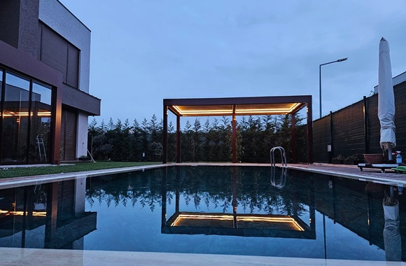 Duo pergole z vrtljivimi in zložljivimi lamelami