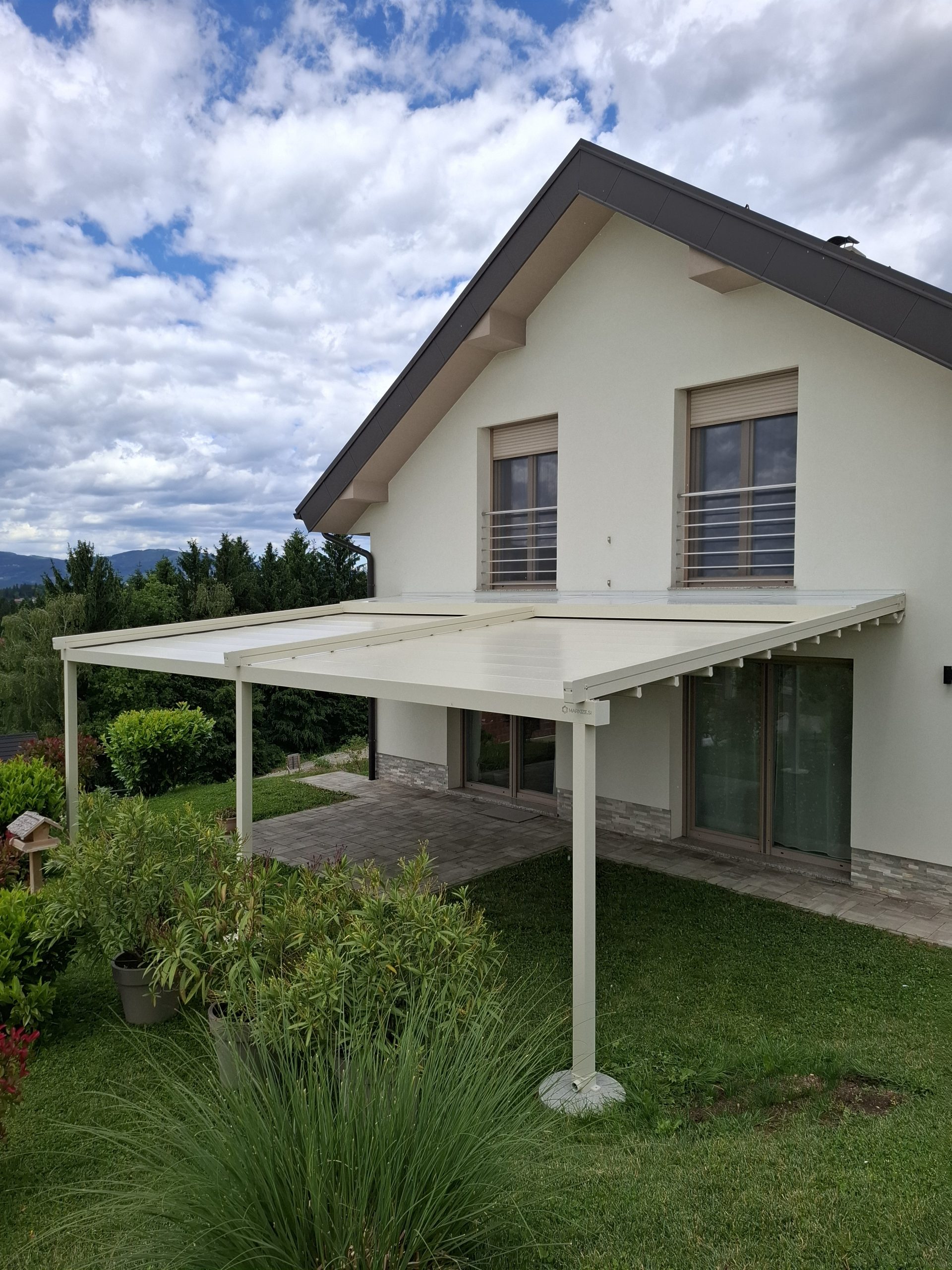 Klasična pergotenda montirana pri Celju leta 2025.