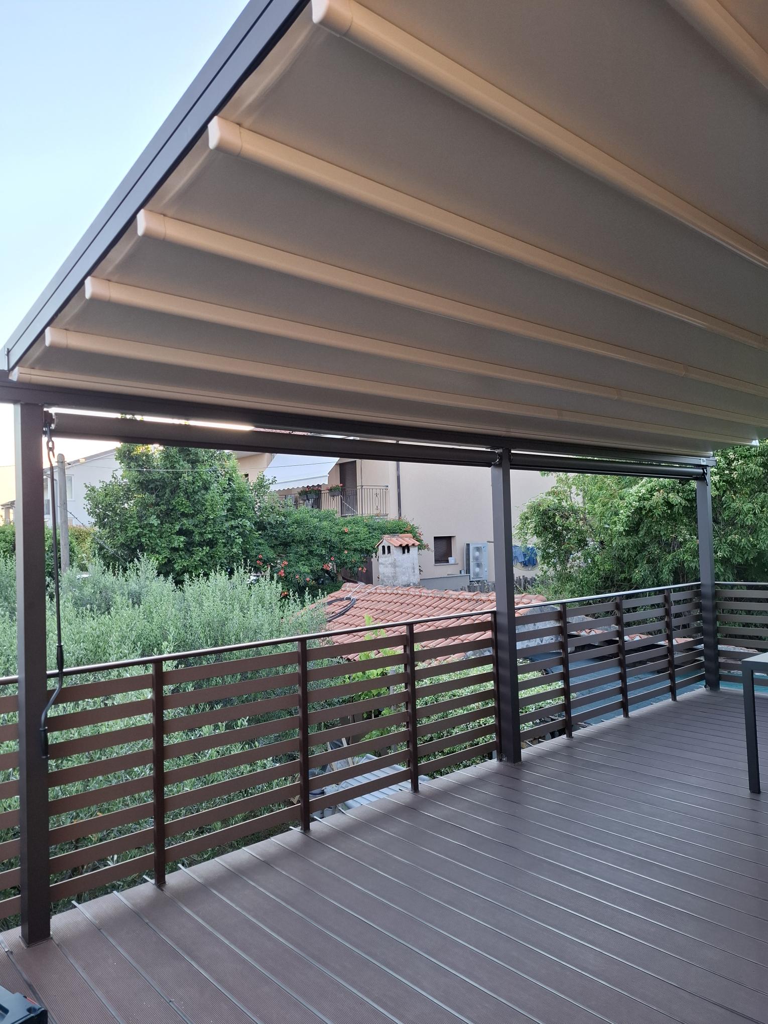 Pergotenda z senčnimi roloji CADUTA postavljena v Izoli leta 2022.