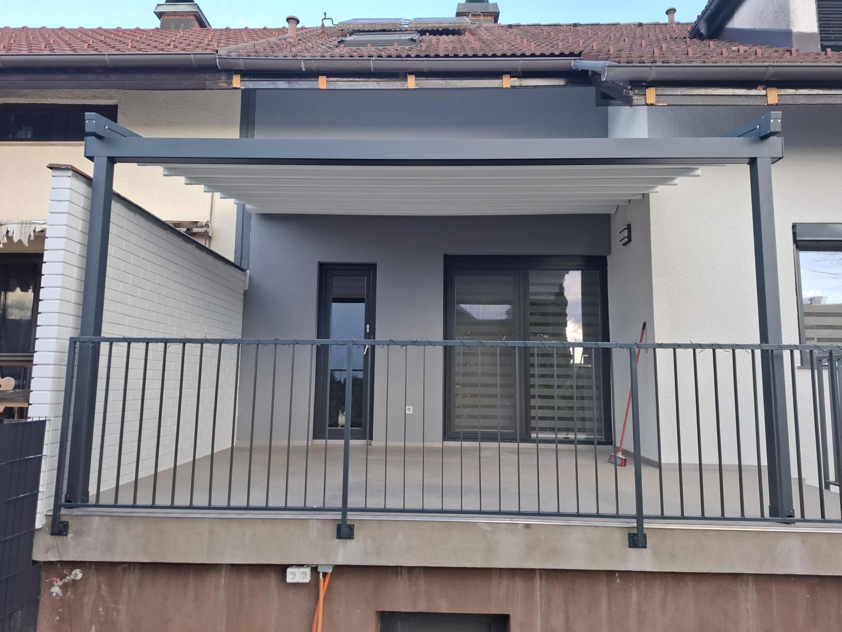 Klasična pergola postavljena v Mariboru leta 2025.