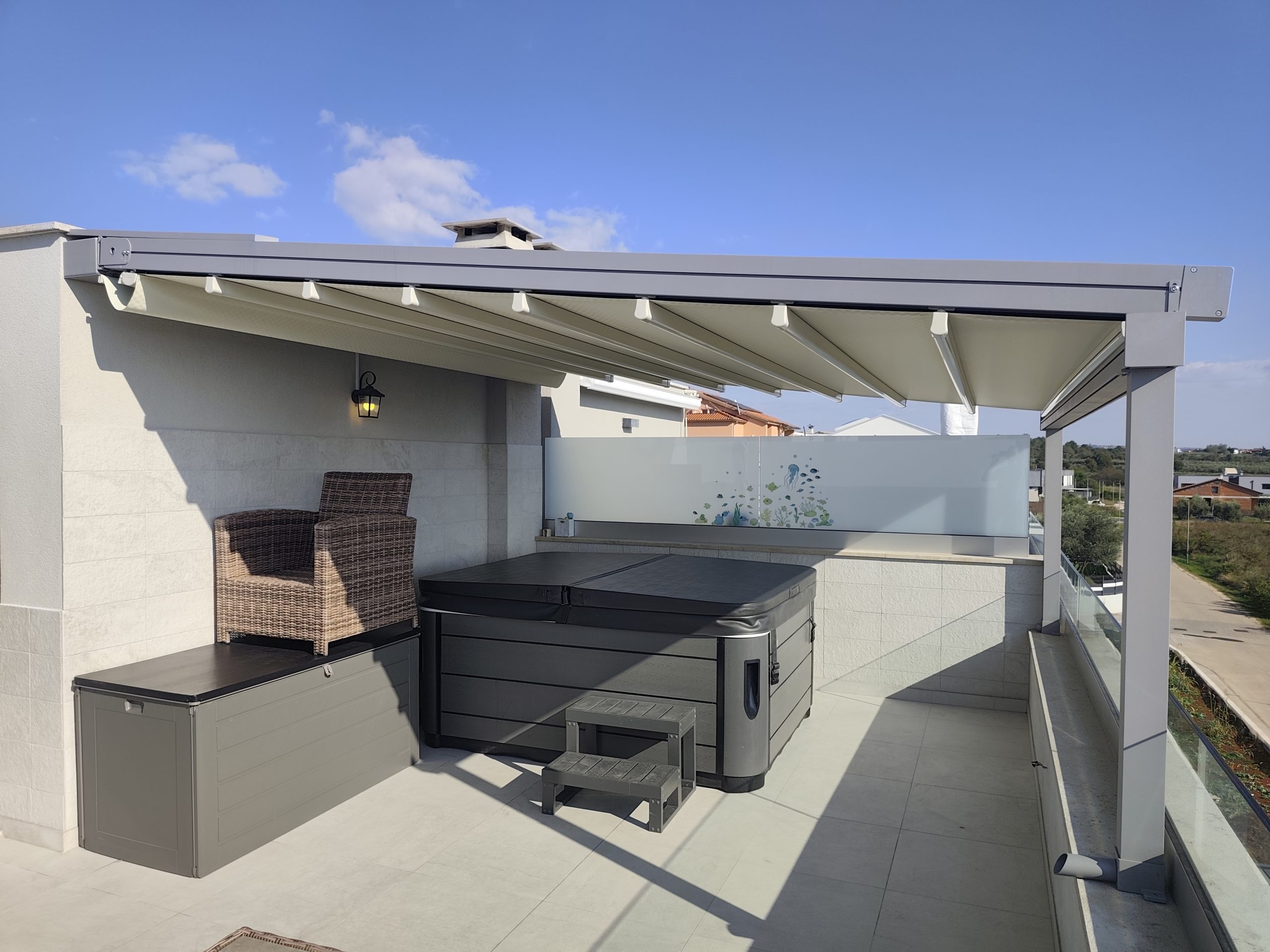 Klasična pergotenda montirana na terasi v Novigradu leta 2025.