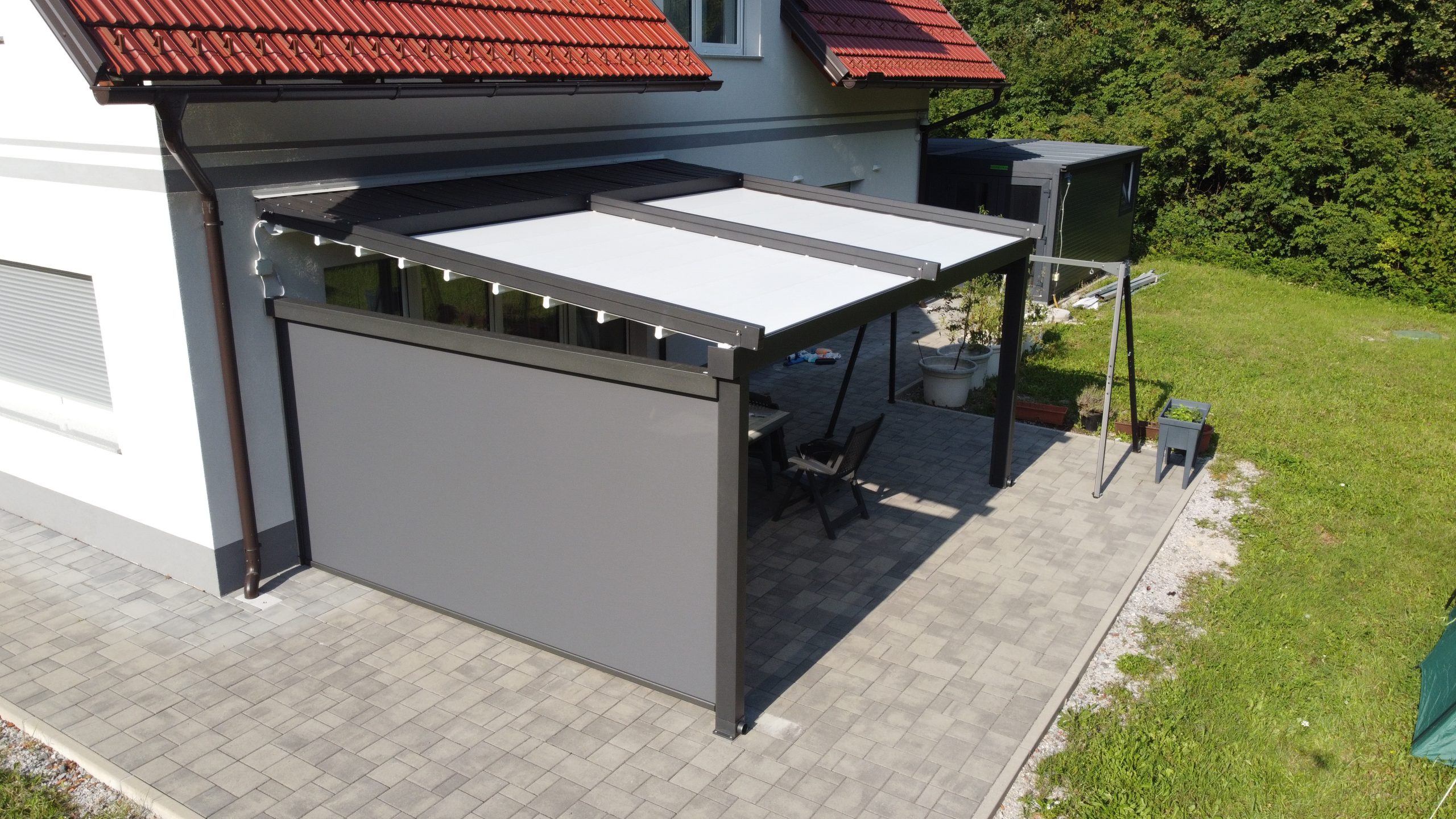 Klasična pergotenda z ZIP screen rolojem postavljena v Vrhniki leta 2025.