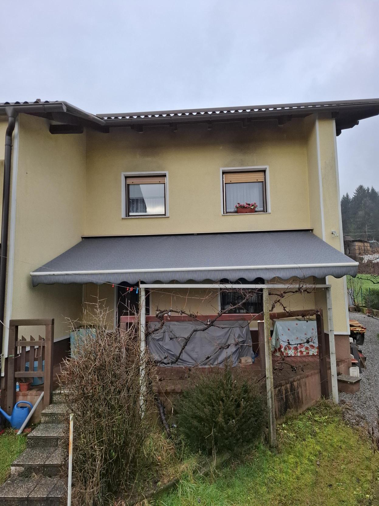 Zamenjava platna na tendi v Logu pri Brezovici leta 2026.