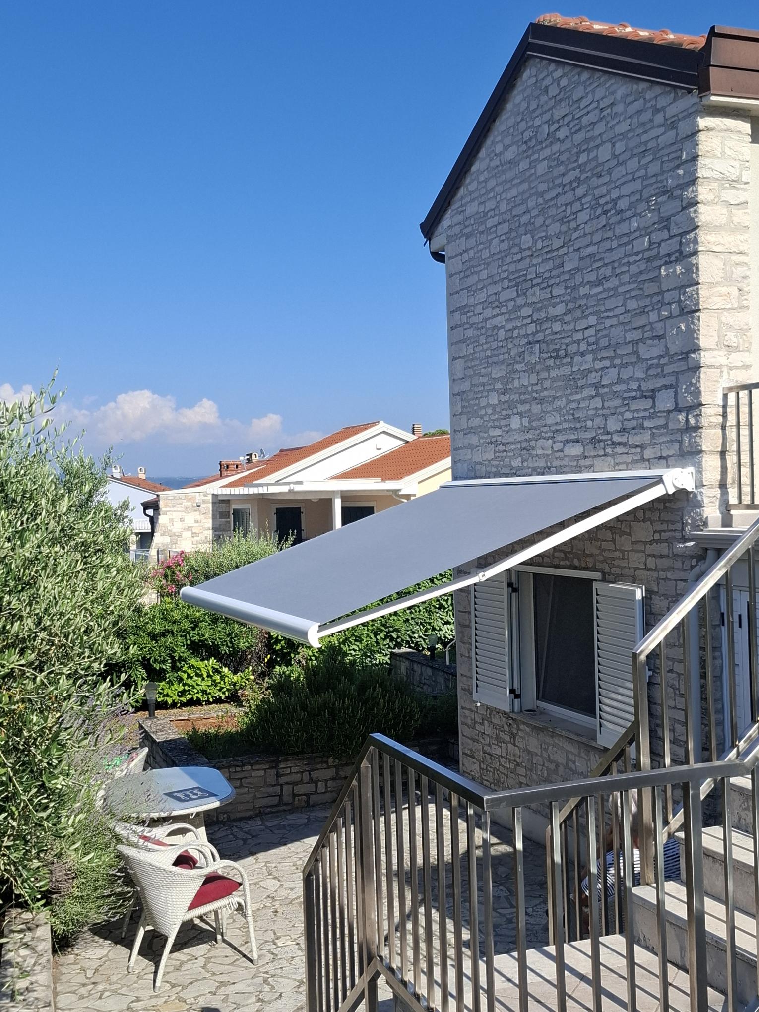 Kasetna tenda model BASE PLUS montirana v Crvenem vrhu leta 2025.