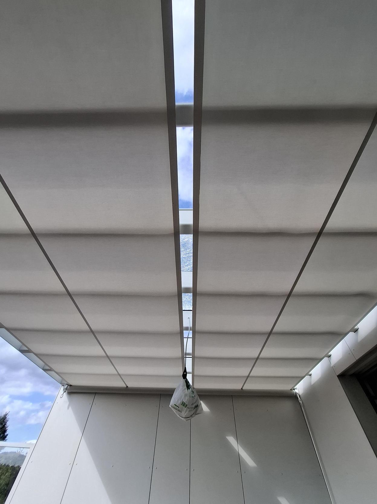 Model CADUTA strešno senčenje montirano v Ljubljani Podutik leta 2025.