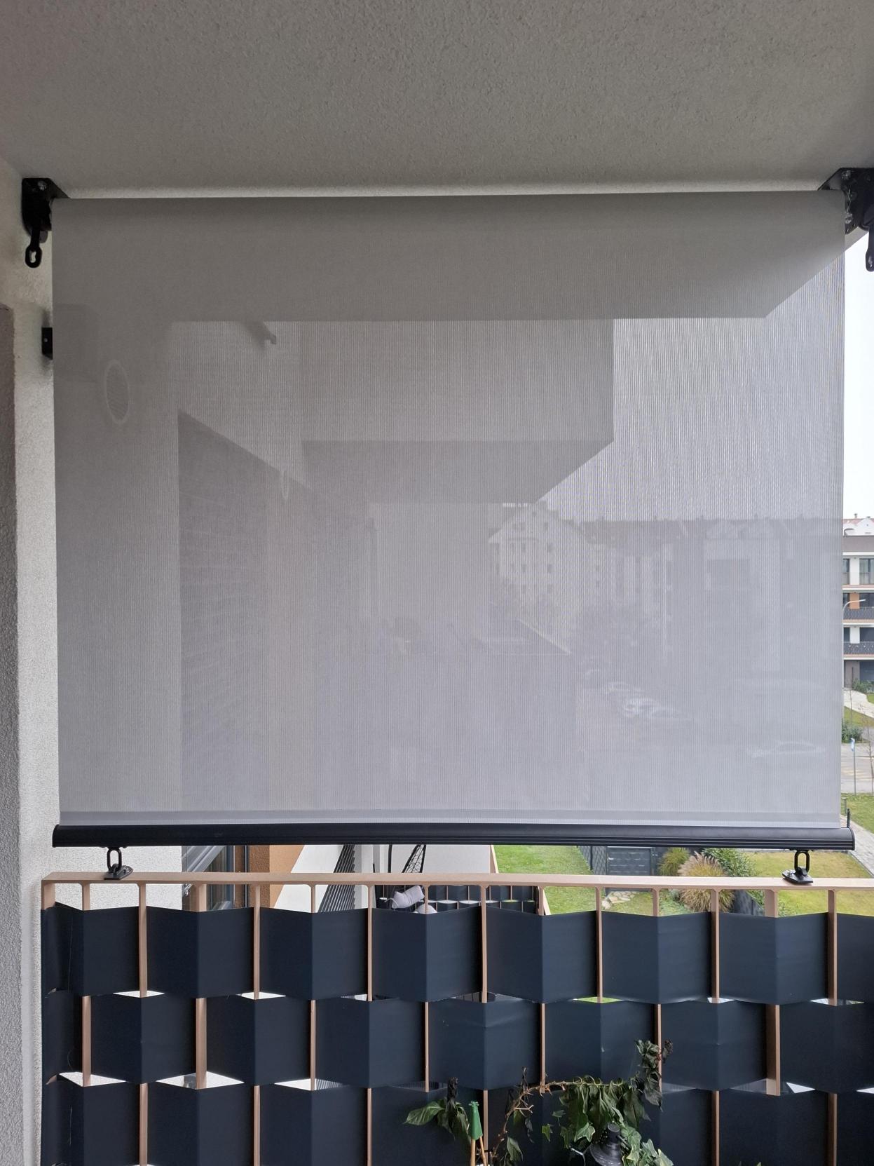 Senčilo modela CADUTA montirano na balkonu v Mariboru leta 2025.