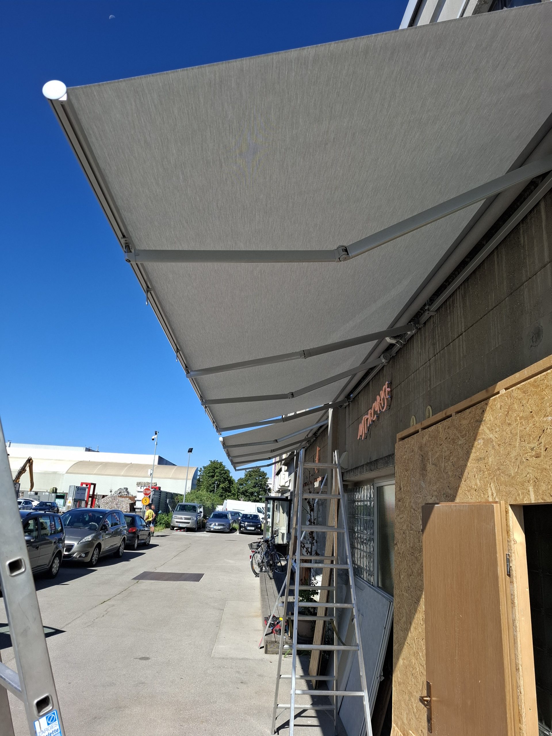 Tenda model Helix BQ montirana v Ljubljani leta 2025.