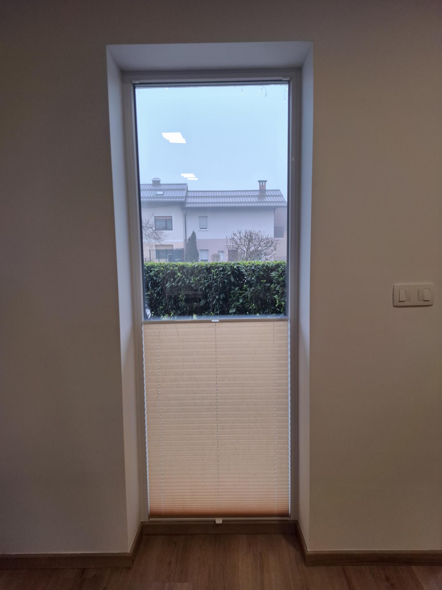 Senčila plise montirane na okna v Ljubljani leta 2025.