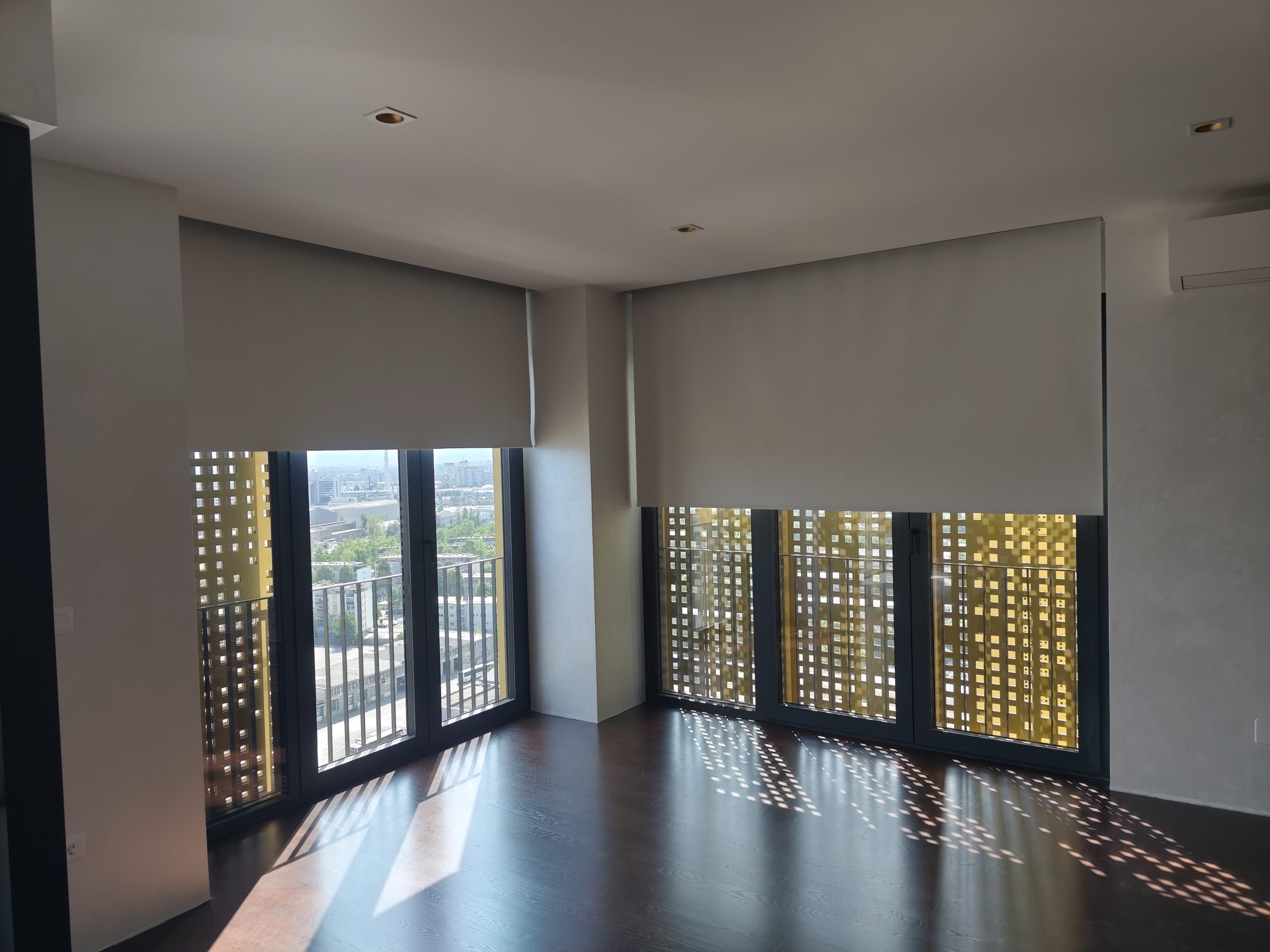 Podometno rolo senčilo montirano tako da je kaseta popolnoma skrita v spuščenem stropu.