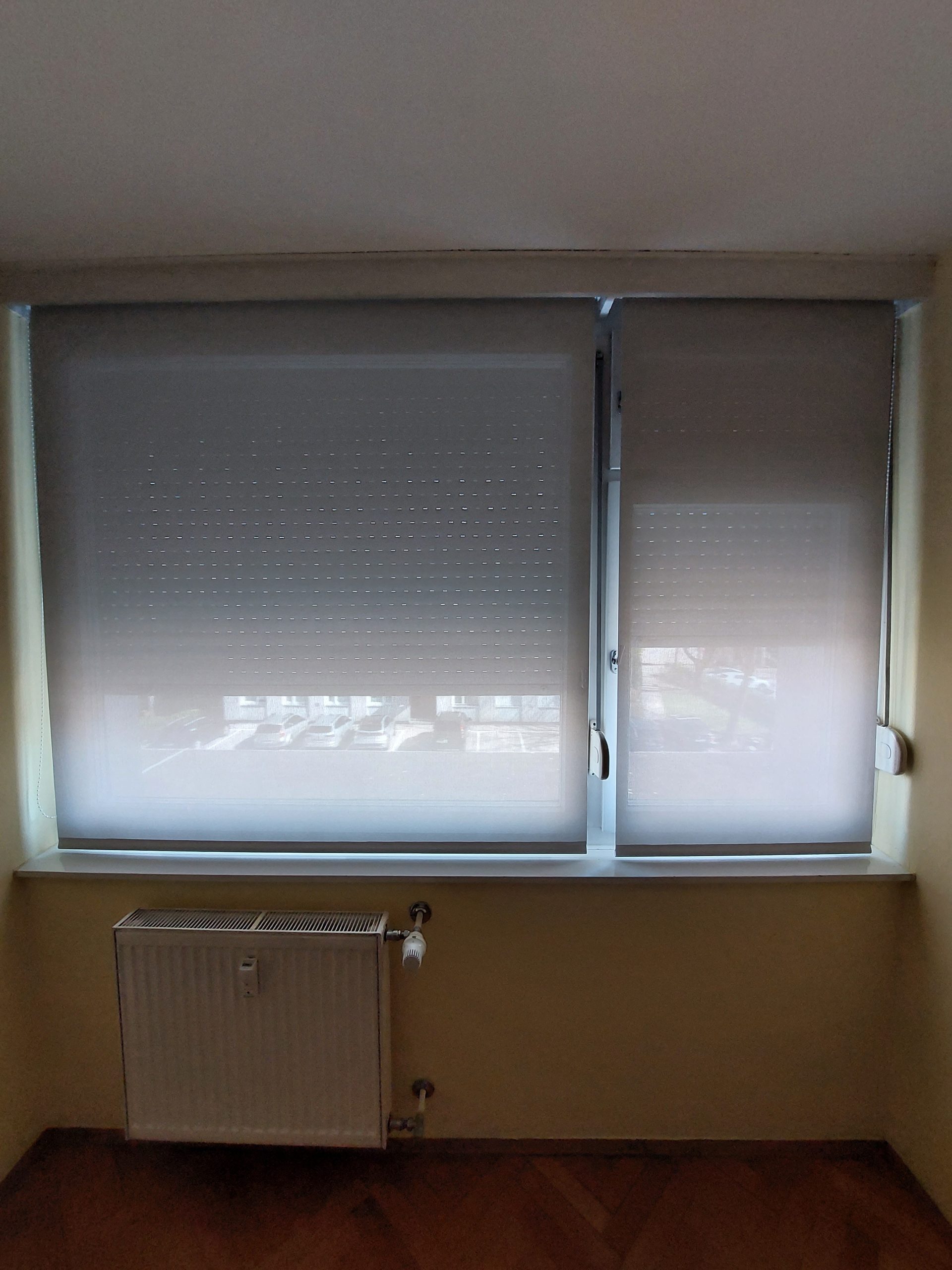 Notranje rolo senčilo montirano v Ljubljani leta 2025.