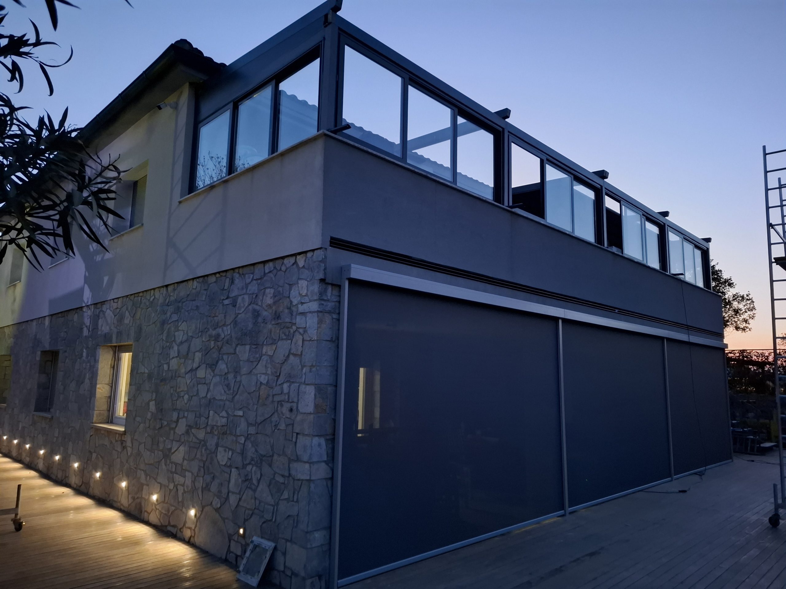 ZIP screen rolo montiran na Krku leta 2025 za zaprtje terase.