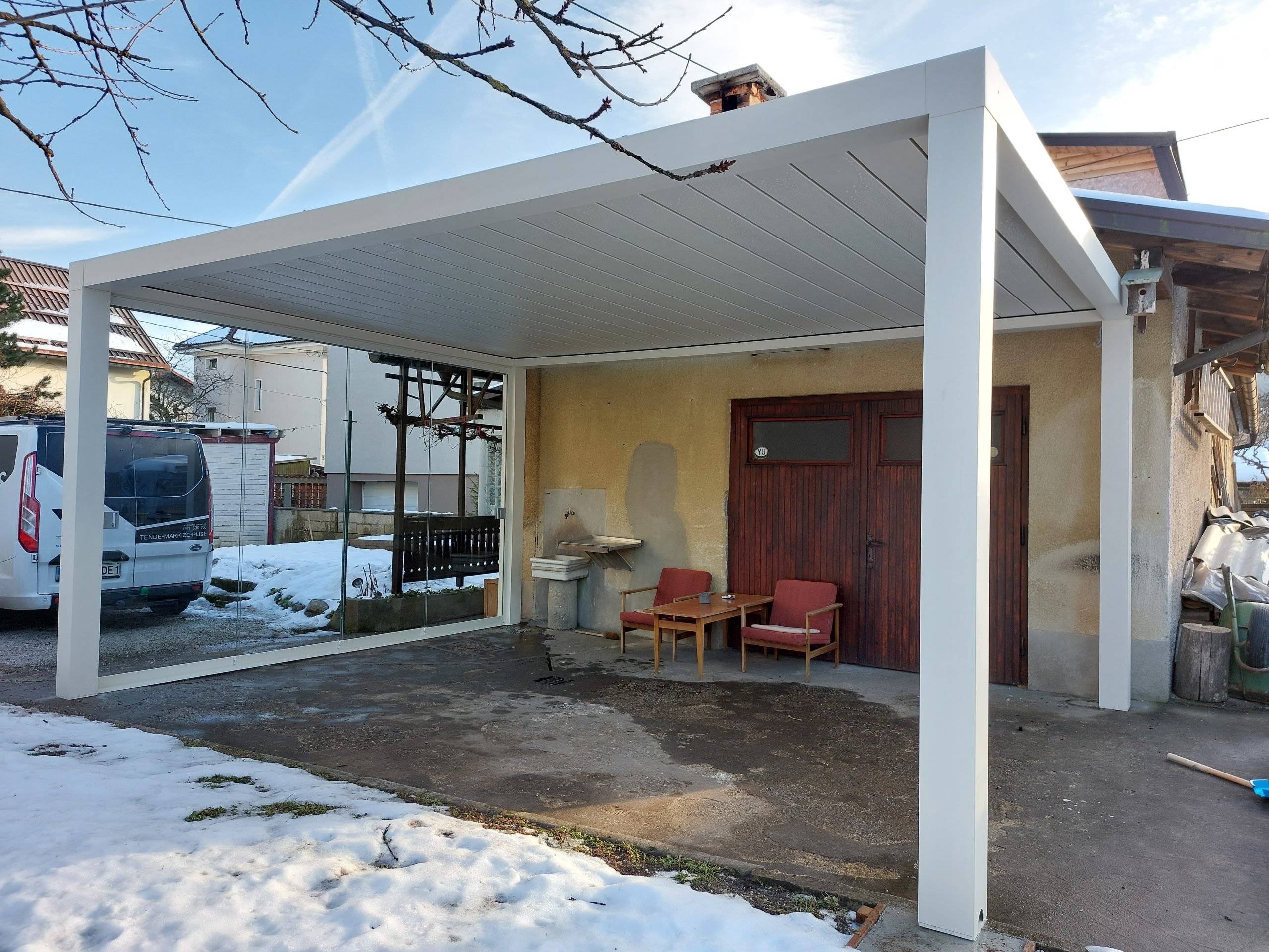 Bioklimatska pergola z zložljivimi lamelami in dodatno stransko zasteklitvijo postavljeno v Ljubljani leta 2024.