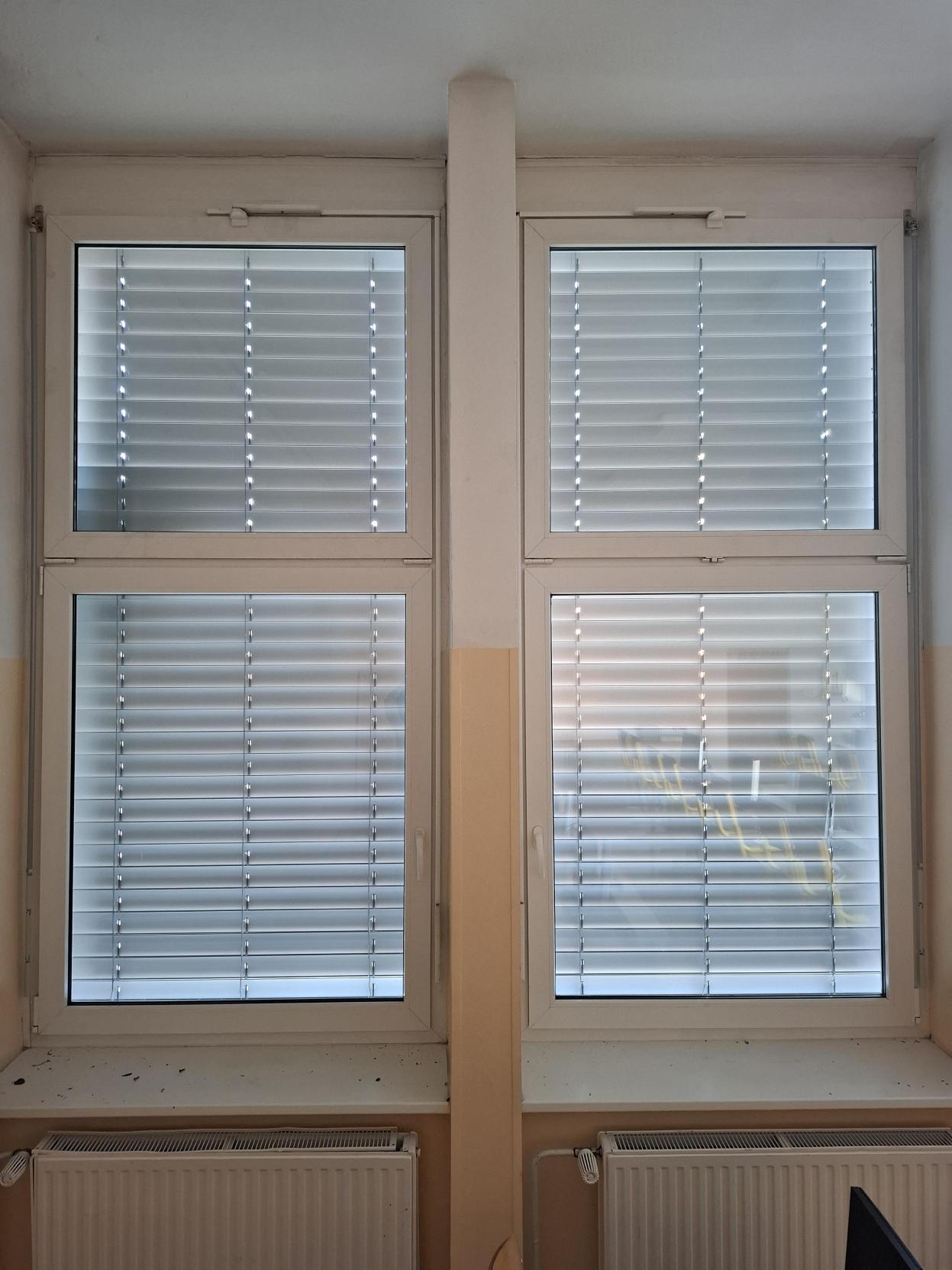 Zunanje žaluzije montirane na srednji šoli tehniških strok Šiška leta 2025.