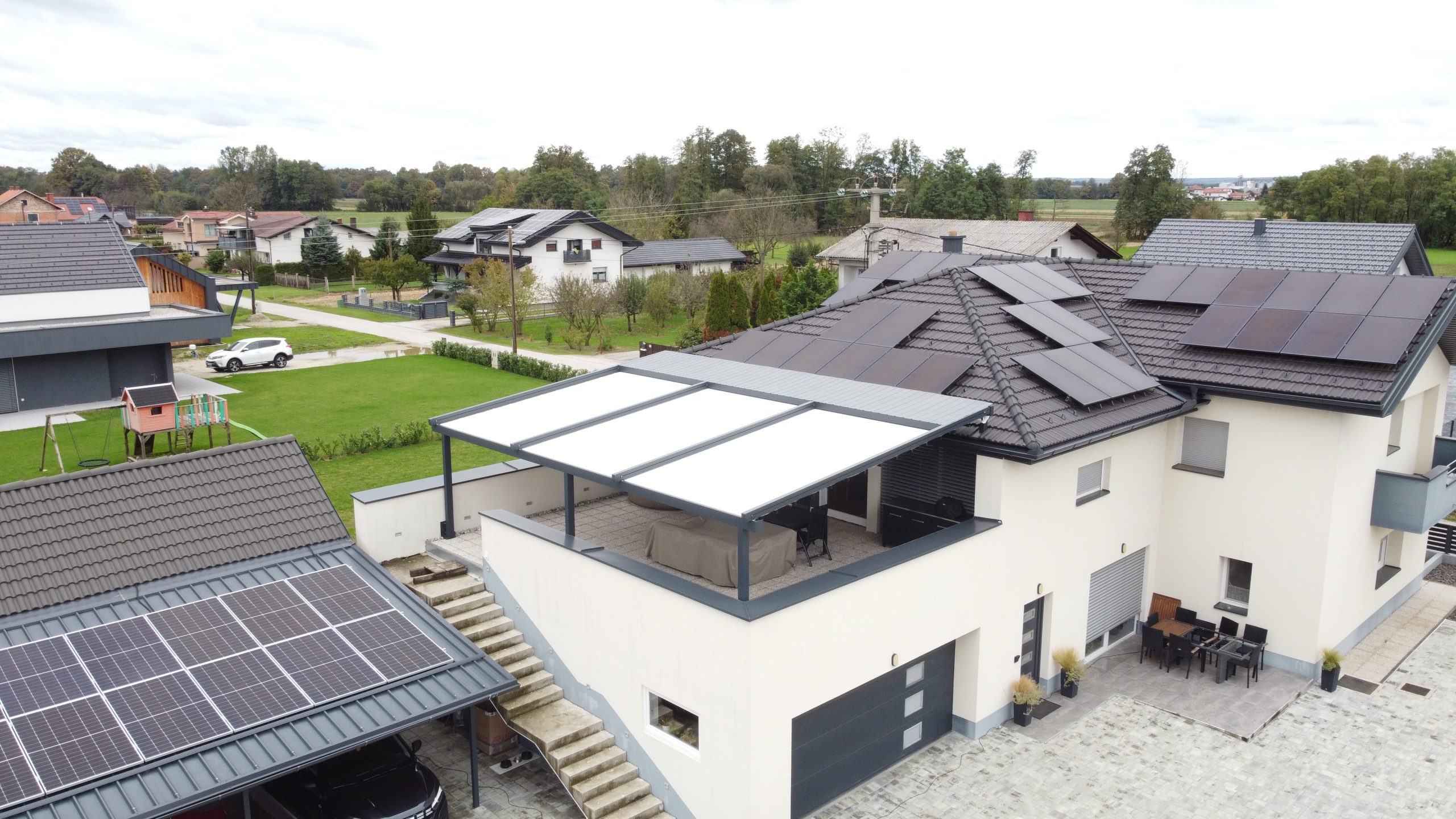 Klasična pergotenda postavljena v Črešnjovcih leta 2024, izdelana po meri