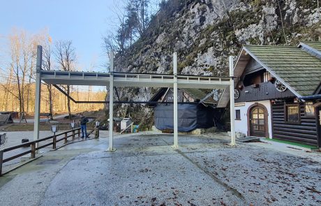 Samostoječa viseča pergotenda izdelana po meri, postavljena ob Bohinju leta 2024
