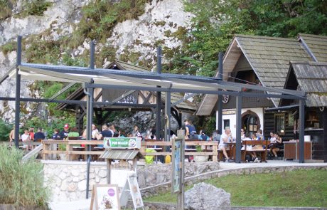 Samostoječa viseča pergotenda izdelana po meri, postavljena ob Bohinju leta 2024