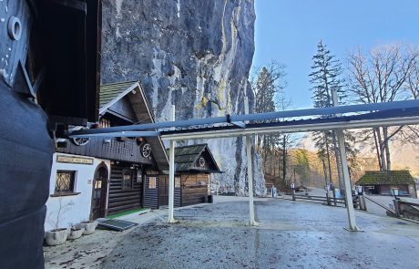 Samostoječa viseča pergotenda izdelana po meri, postavljena ob Bohinju leta 2024