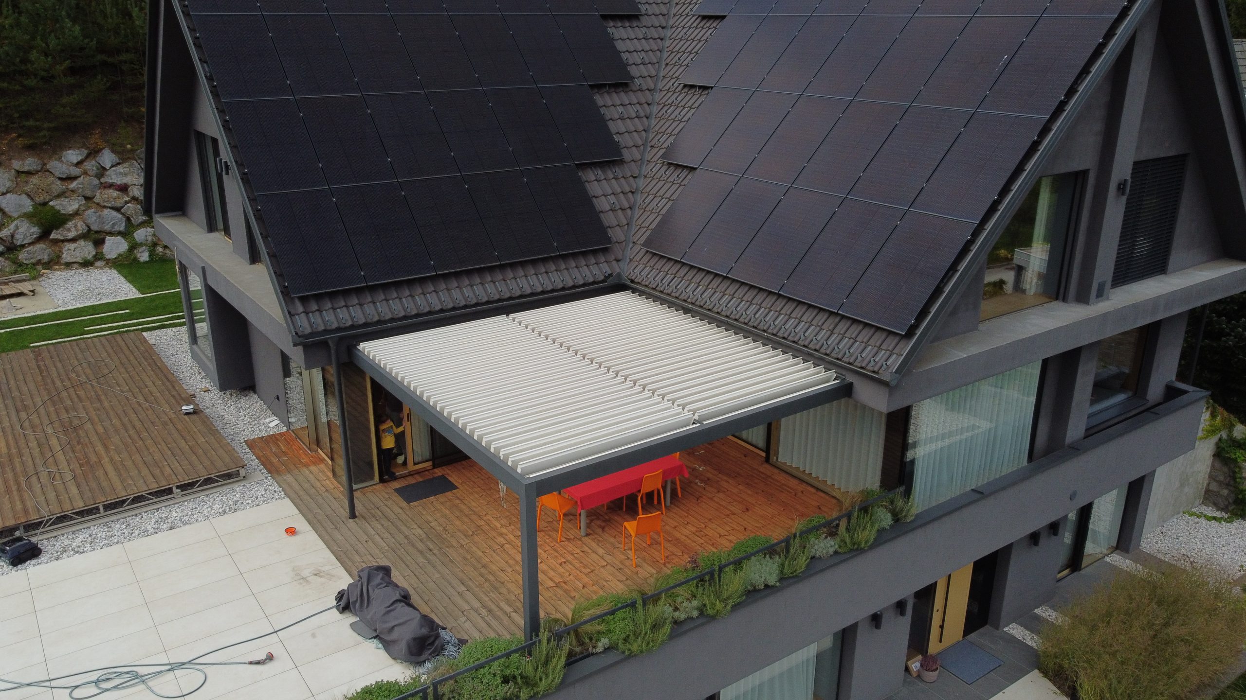 Bioklimatska pergola z vrtljivimi lamelami, postavljena leta 2022.